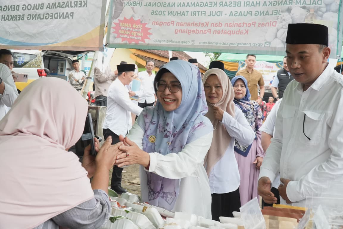 Bupati Pandeglang, Raden Dewi Setiani, saat menghadiri Gerakan Pangan Murah pada momentum Safari Ramadan di Kecamatan Jiput, Kamis (5/3/2026).(Istimewa)