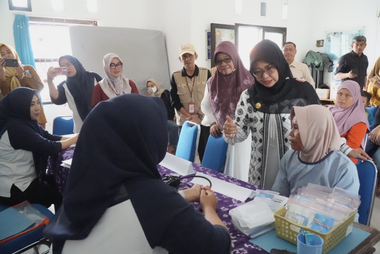 Bupati Pandeglang, Raden Dewi Setiani, saat mengunjungi Puskesmas Cikupa, Kecamatan Majasari, Selasa (31/3/2026) dalam acara program KB gratis.(Istimewa)