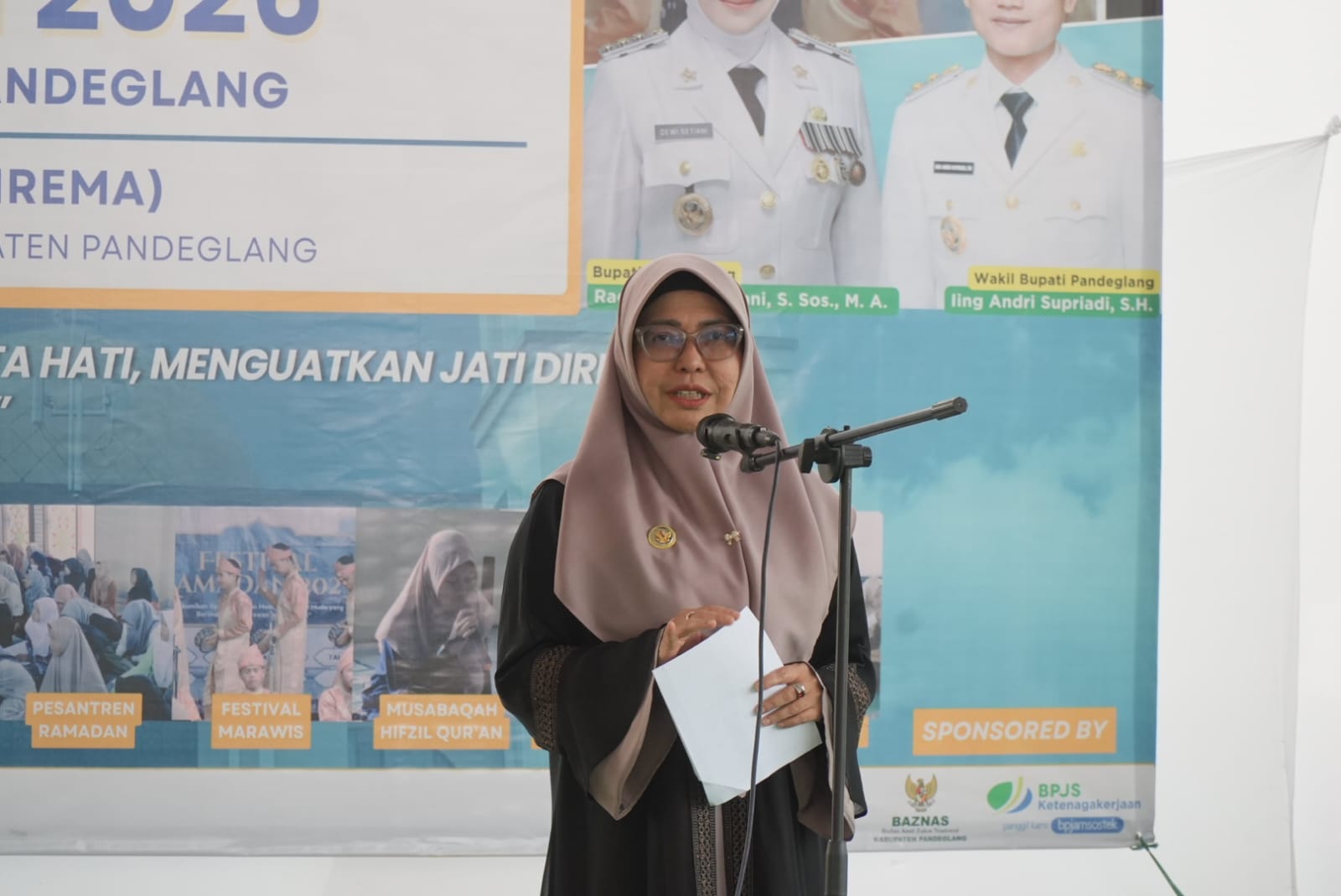 Bupati Pandeglang, Raden Dewi Setiani, saat menutup  Festival Ramadan di Masjid Agung Ar-Rahman, Senin (9/3/2026).(Istimewa)