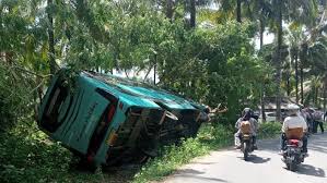 Bus yang membawa wisatawan asal Bekasi mengalami kecelakaan di kawasan Pantai Sawarna, Kabupaten Lebak. Foto : Ist