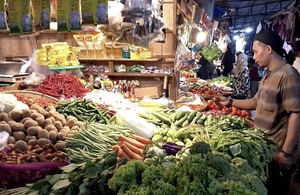 MERAPIKAN. Salah seorang pedagang di Pasar Badak Pandeglang sedang merapikan barang dagangannya yang sedang dijajakan, Kamis (26/3).