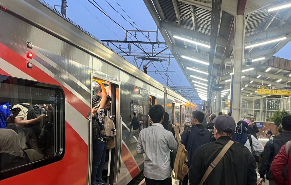 Commuter Line kembali dipadati pekerja yang beraktivitas di wilayah Jabodetabek. Foto : Ist