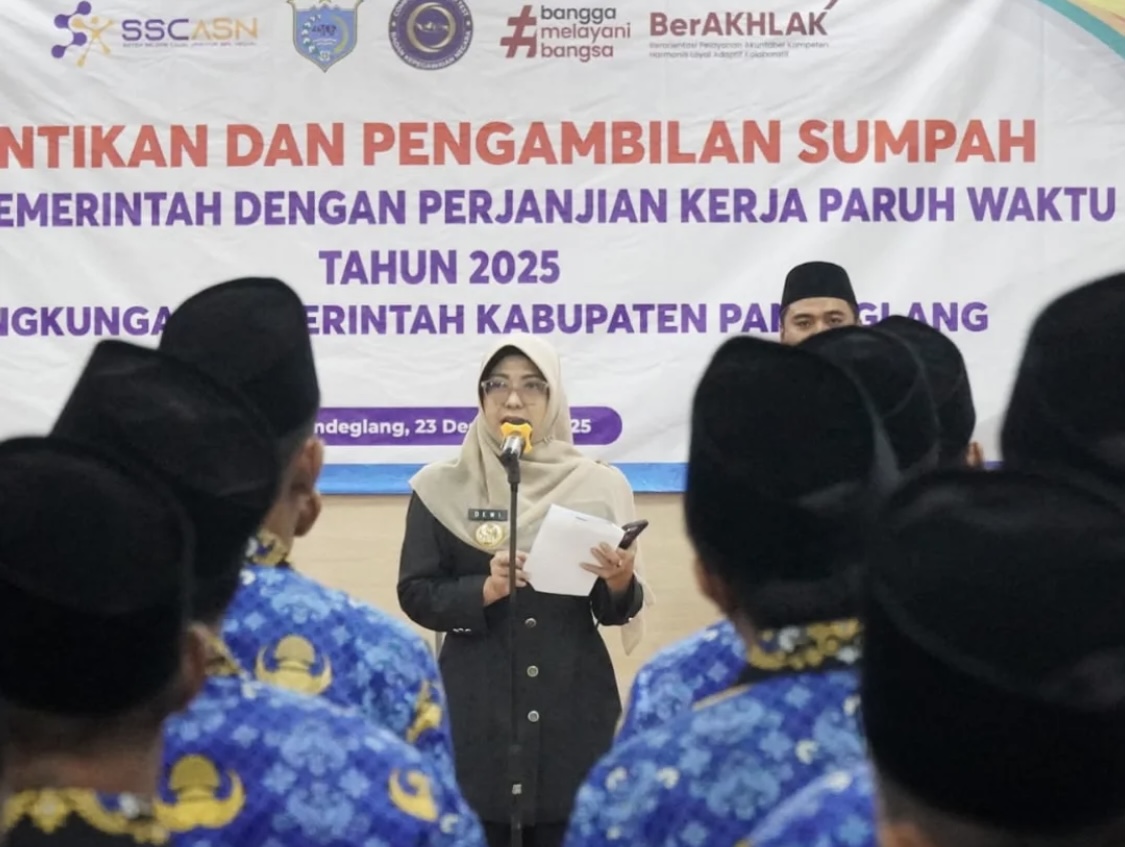 BERI ARAHAN. Bupati Pandeglang Raden Dewi Setiani, sedang memberikan arahan kepada PPPK Paruh Waktu, usai dilantik di Oproom Setda Pandeglang, beberapa waktu lalu.