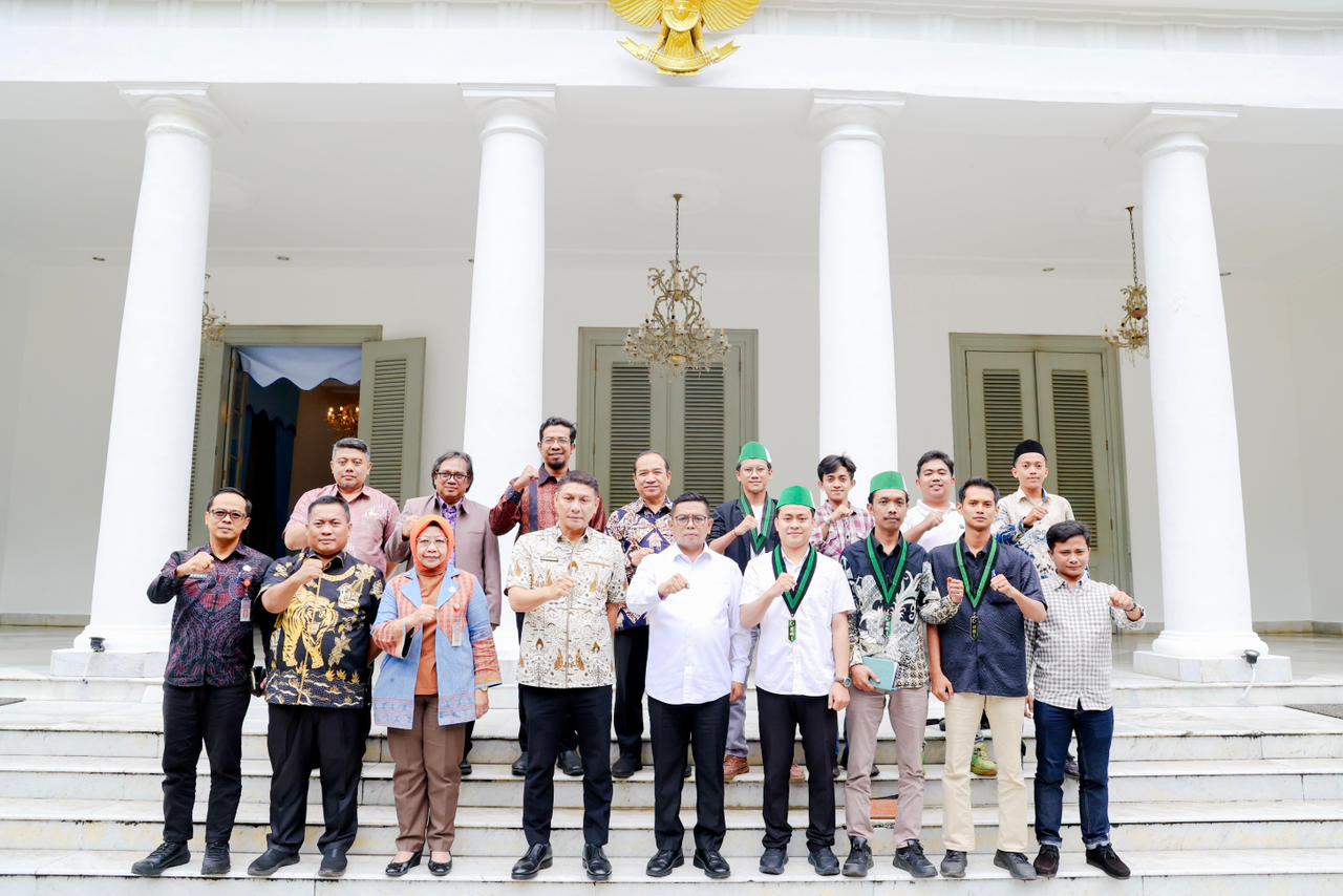 Gubernur Andra Soni bersama pengurus Himpunan Mahasiswa Islam (HMI) dari Cabang Serang, Cilegon, Lebak, dan Pandeglang di Gedung Negara Provinsi Banten, Kota Serang, Kamis (5/3/2026). Foto : Humas Prov