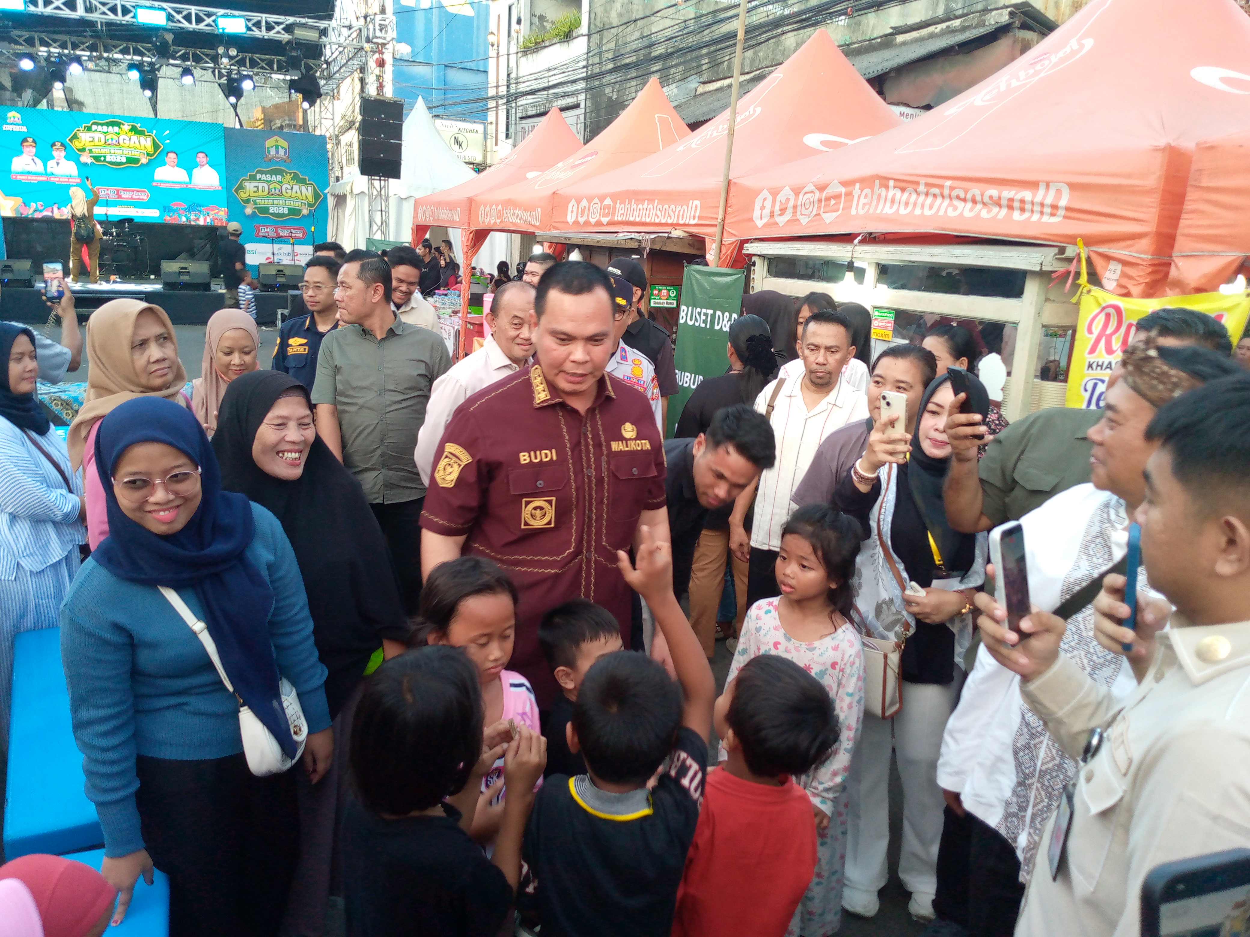 Wali Kota Serang, Budi Rustandi saat meninjau stand di Pasar Jedogan di kawasan Pasar Lama, Selasa (17/3/2026).(Ari Supriadi/tangselpos.id)