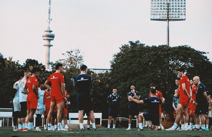 Pelatih Herdman saat memberikan instruksi kepada skuad PSSI. Foto : Ist