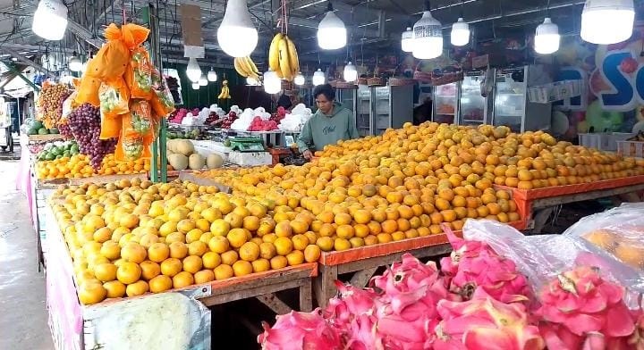 Pedagang buah-buahan di wilayah Pandeglang, sedang merapikan barang dagangannya yang dijajakan, Selasa (3/3).