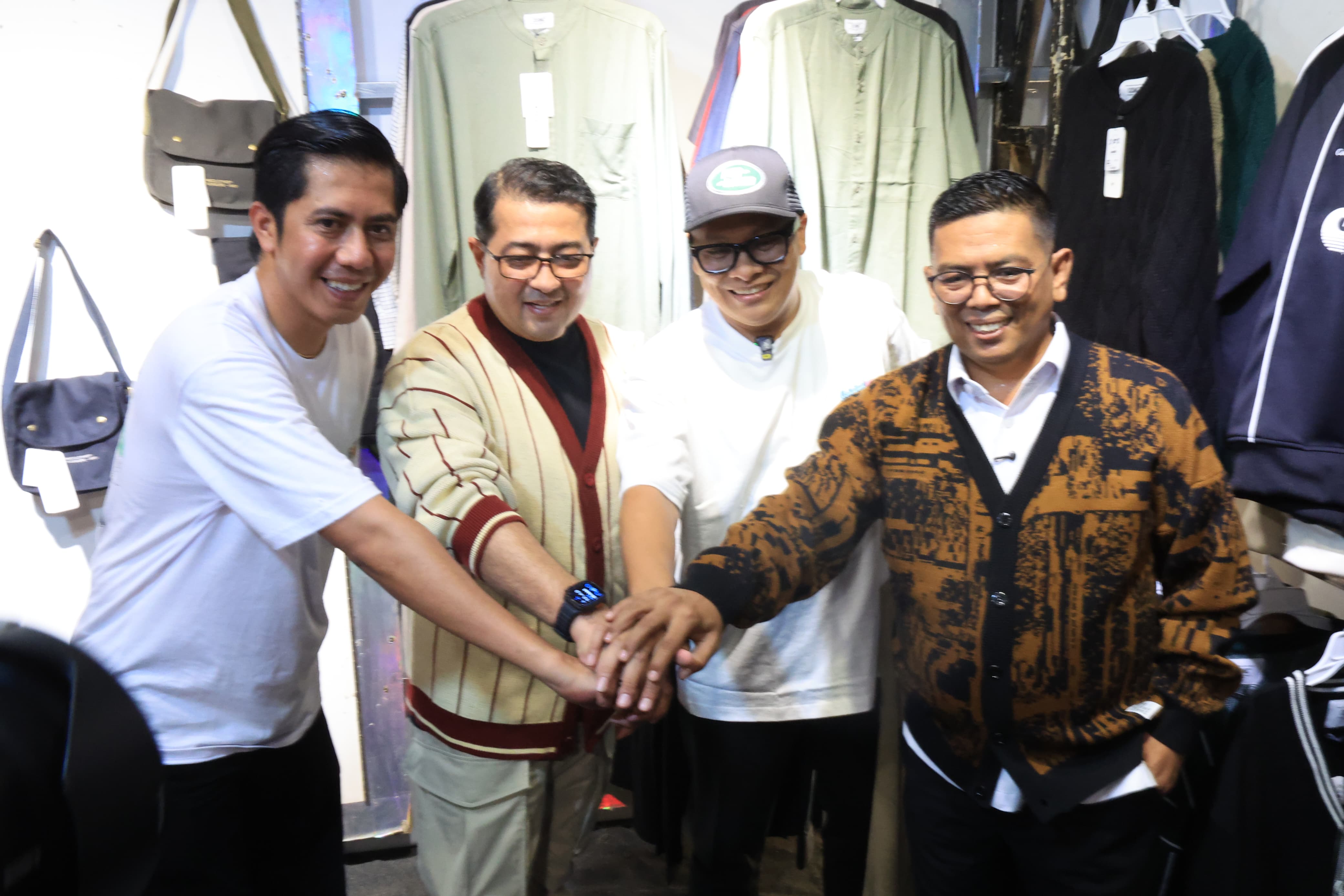 Gubernur Andra Soni (jaket coklat) dan Menteri Ekonomi Kreatif RI, Teuku Riefky Harsya (no 2 dari kiri) saat mengunjungi Banten Creative Fest (BCF) Ramadan Sale 2026 di Kota Serang. Foto : Humas Pemprov