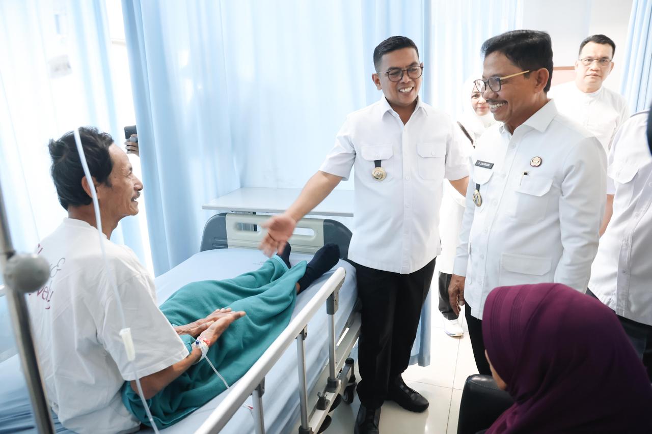 Gubernur Andra Soni dan Wali Kota Tangerang saat meninjau RSU di Kota Tangerang. Foto : Humas Pemprov