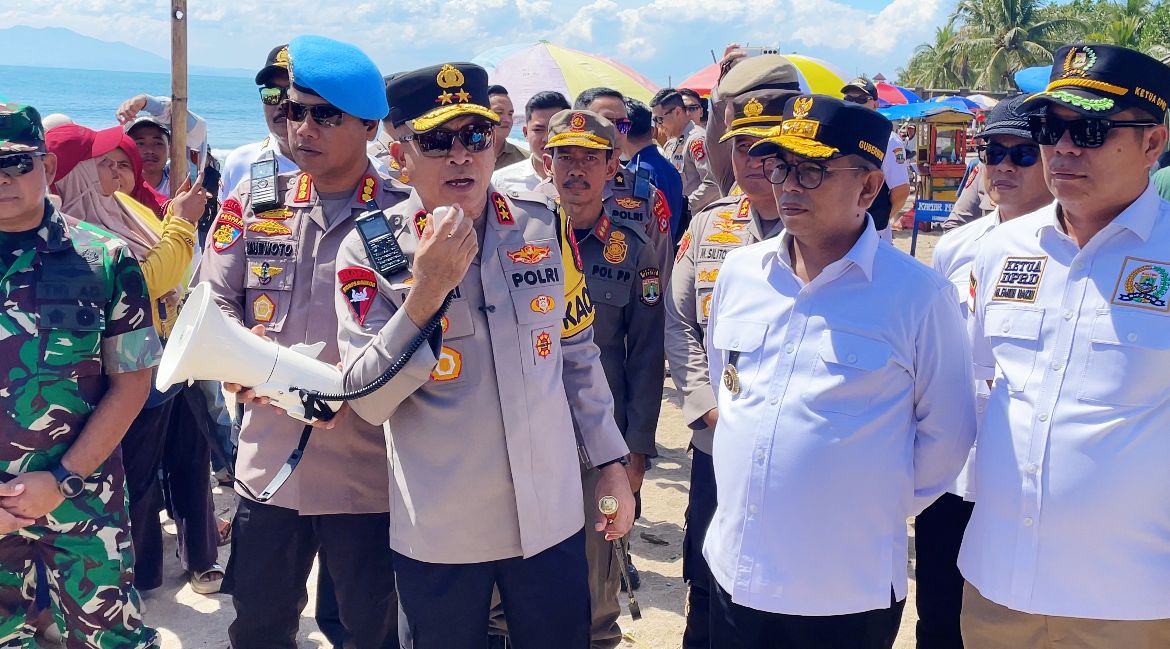 Gubernur Andra Soni dan jajaran Forkopimda memantau Pantai Anyer Selasa (24/3/2026l). Foto : Ist