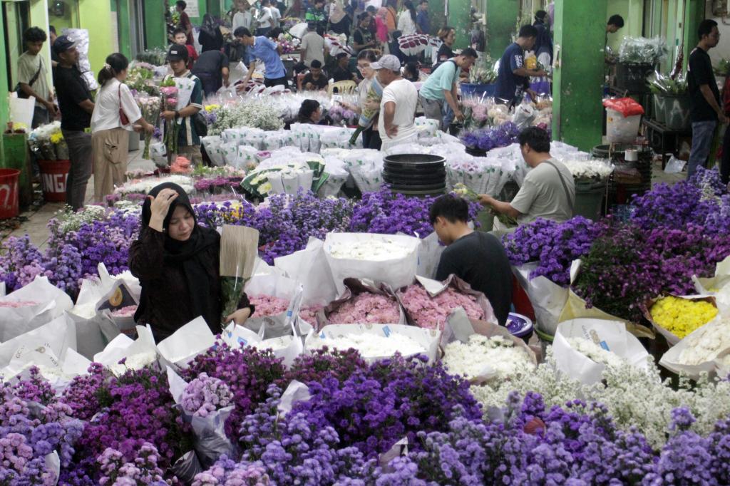 Suasana Pasar Kembang Rawa Belong di H-1 Lebaran. Foto : Ist