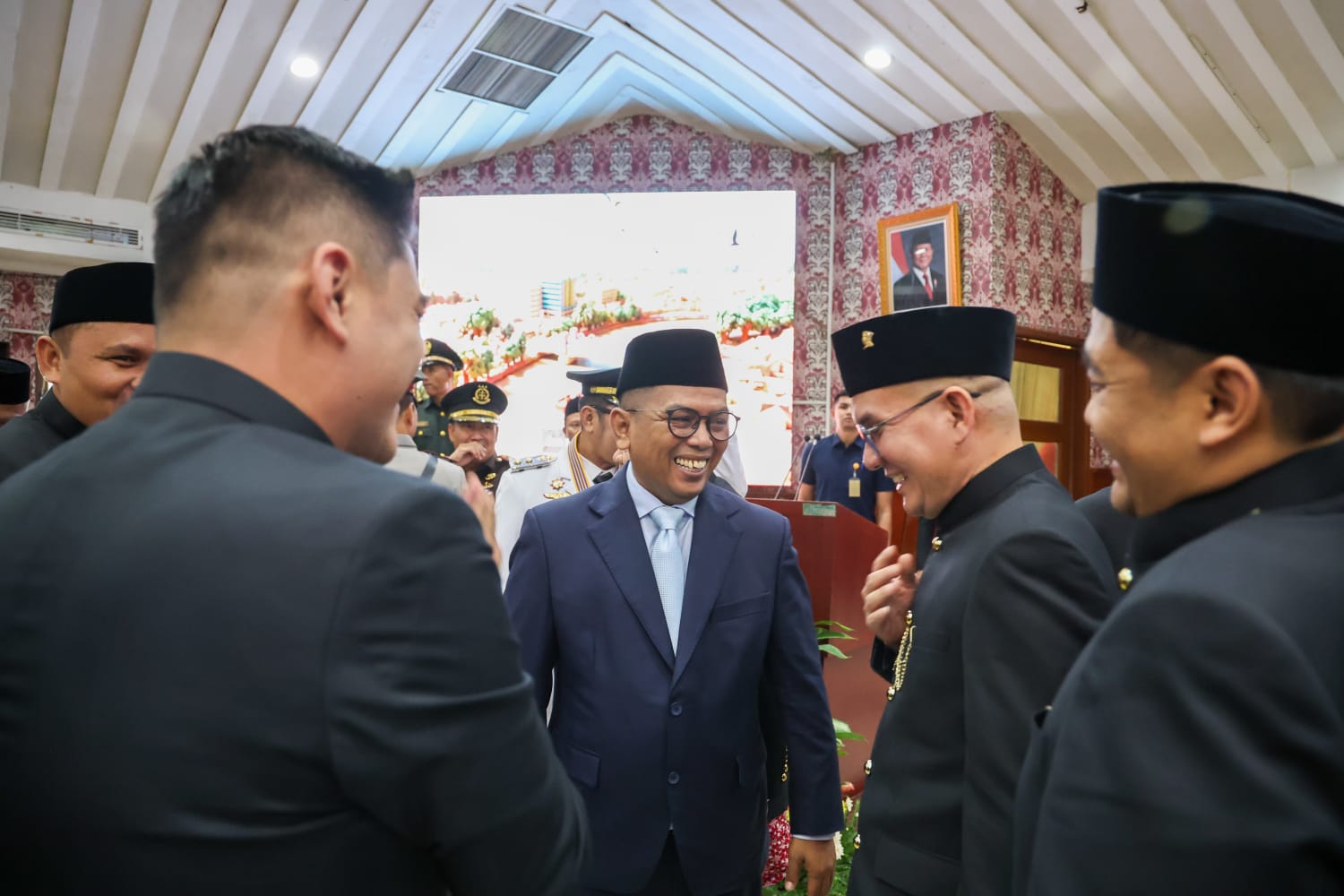 Gubernur Andra Soni menghadiri Rapat Paripurna DPRD dalam rangka HUT ke-33 Kota Tangerang. Foto : Ist