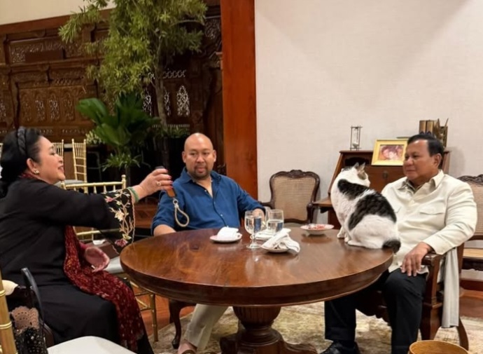 Presiden Prabowo bersama Titiek Soehato dan sang Putra Ragowo Hediprasetyo. Foto : IG