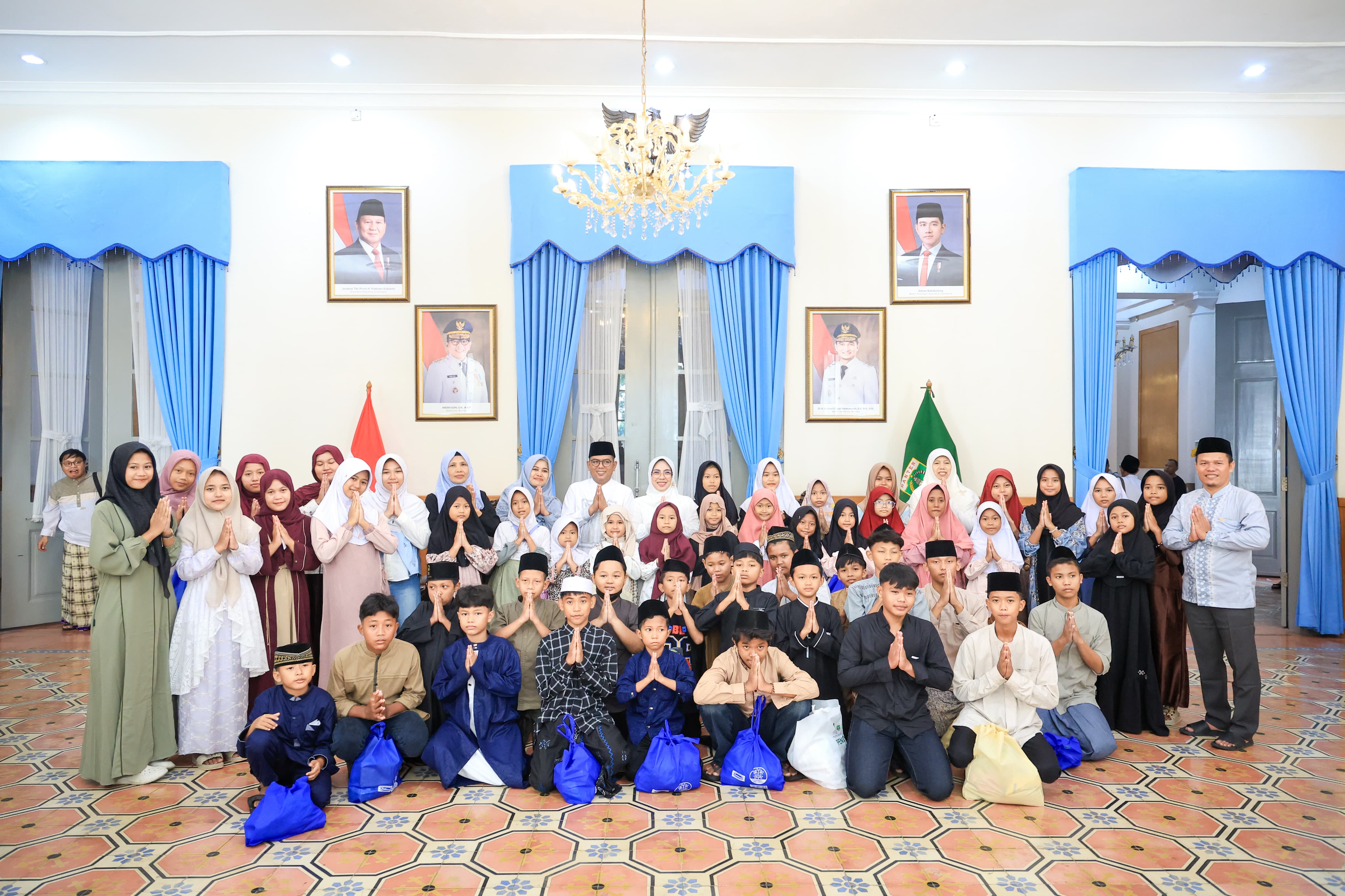 Gubernur Andra Soni lebaran bersama anak yatim, duafa beserta masyarakat umum. Foto : Humas Pemprov