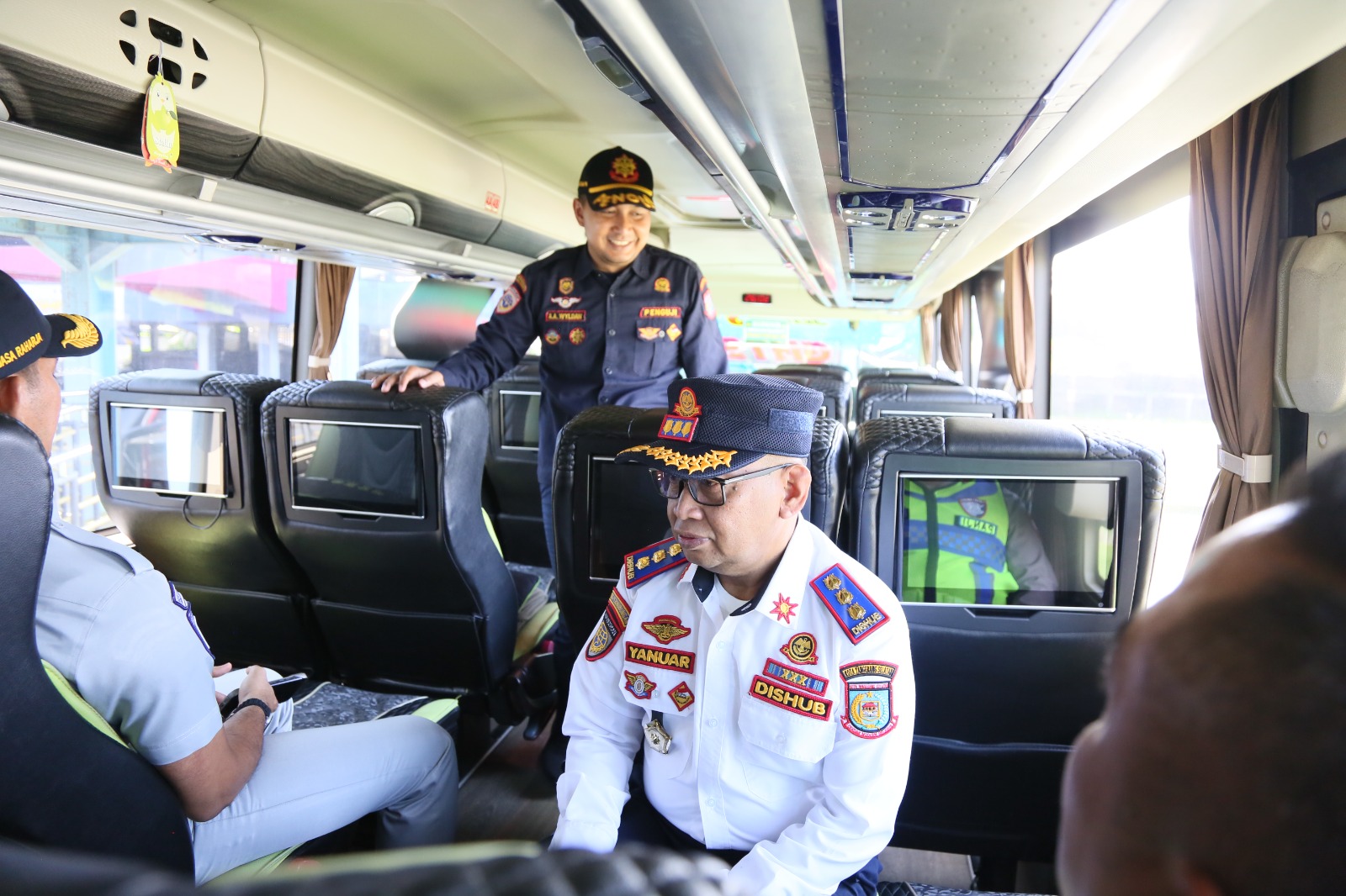 Sekretaris Dishub Kota Tangsel, Yanuar saat menempel sticker ke bus yang dinyatakan bus lolos ramp check di Terminal Pondok Cabe, Rabu (11/3).