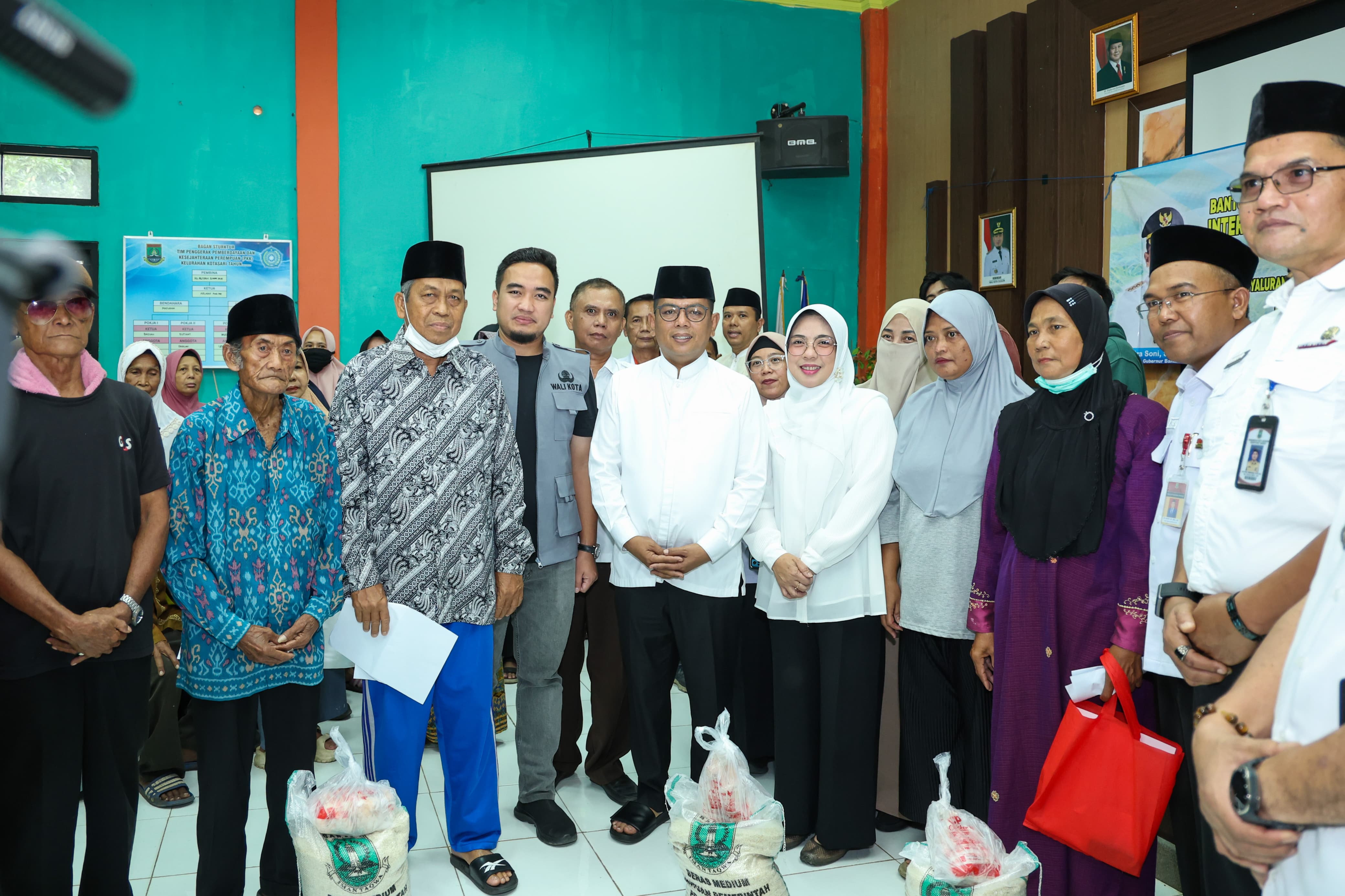 Pemprov Banten menyalurkan 59 ton beras dan 5,9 ton ayam frozen kepada masyarakat. (Dok. Humas Pemprov Banten)