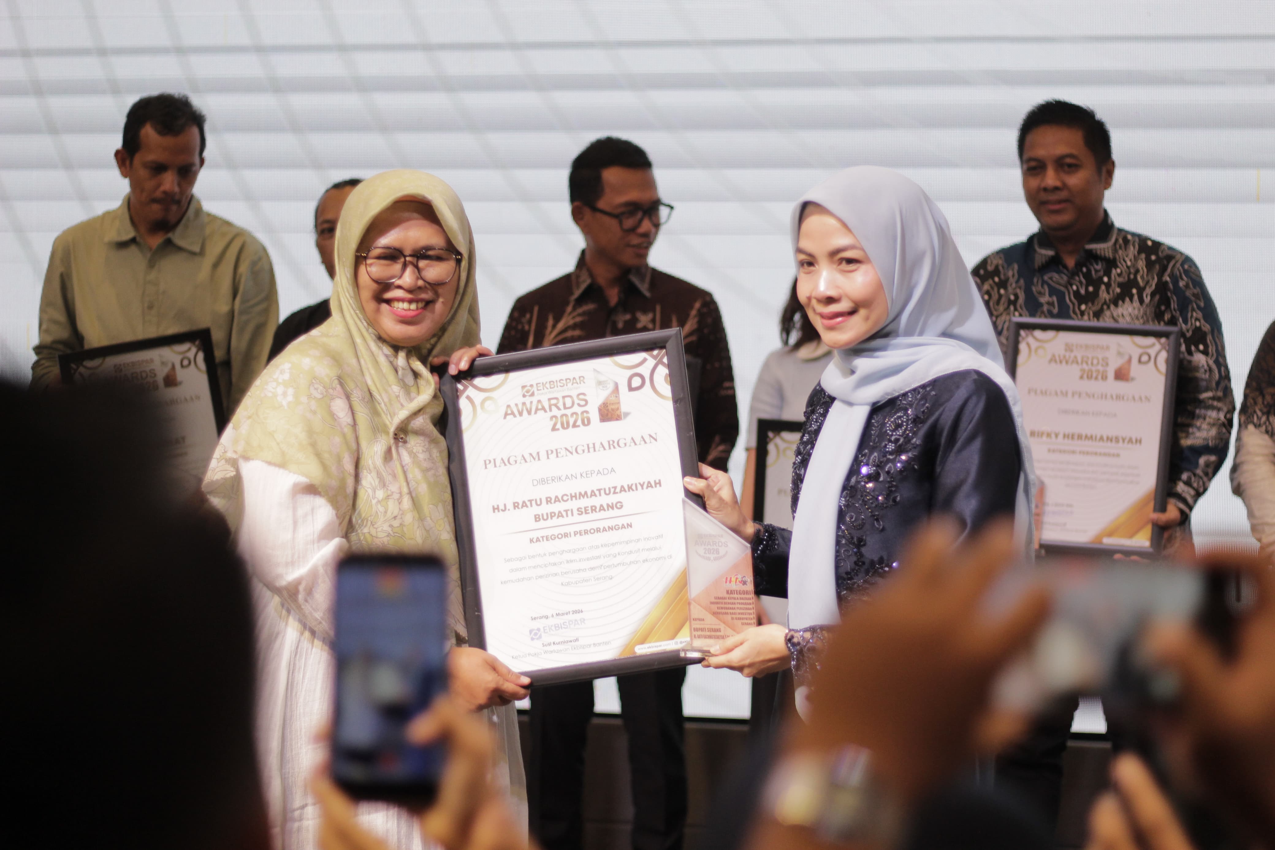 Bupati Serang, Ratu Rachmatuzakiyah mendapatkan penghargaan dalam ajang Ekbispar Award 2026, di Hotel Aston Serang, Kota Serang, Jumat (6/3/2026).(Istimewa)