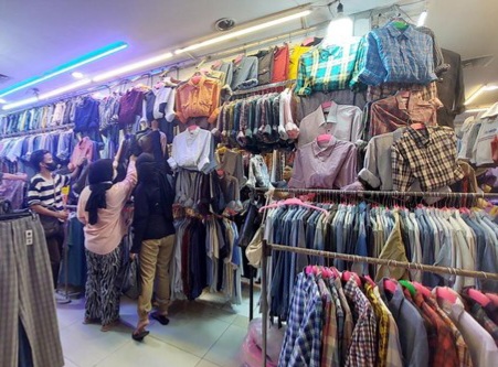 Suasana Pasar Senin Blok III ramai oleh pengunjung jelang Lebaran. Foto : Ist