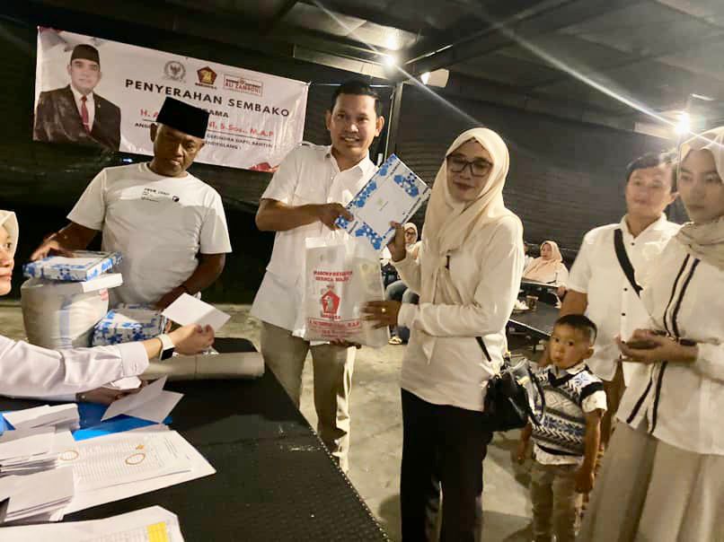 SERAHKAN. Ketua DPC Partai Gerindra Pandeglang, Fikri Pebriansyah sedang menyerahkan kadeudeuh kepada kader Gerindra Kabupaten Pandeglang, di salah satu rumah makan di Pandeglang, Senin (16/3). (Nipal/TangselPos)