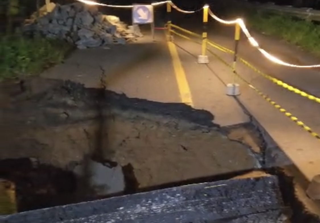 AMBRUK. Kondisi jembatan jalan nasional di Kampung Babakan Kiara, Desa Waringin Jaya, Kecamatan Cigeulis, Kabupaten Pandeglang, ambruk, Senin (9/3) malam.