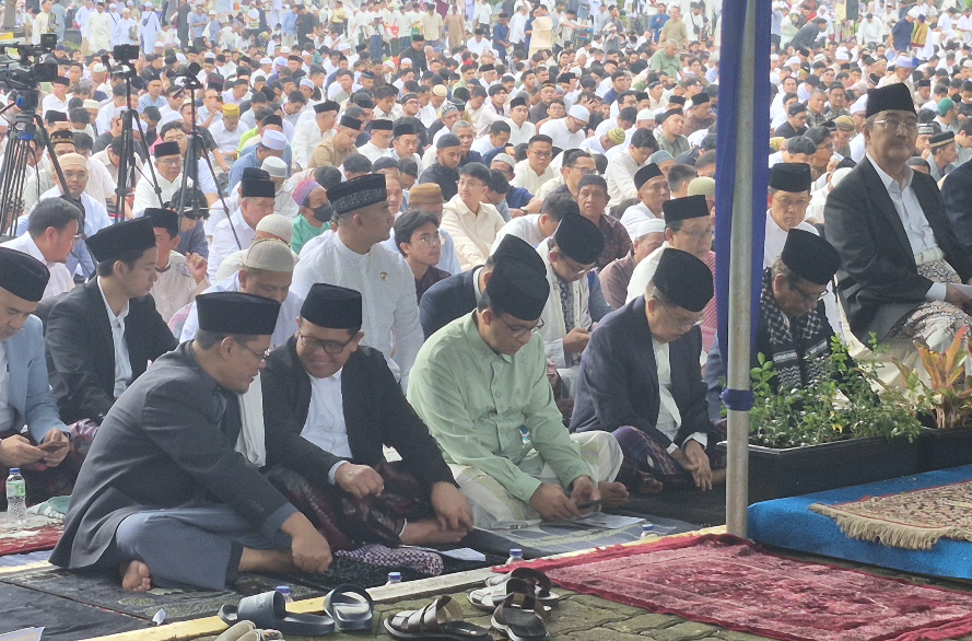 Tampak Anies Baswedan, Mantan Wapres Jusuf Kalla saat salat ied di halaman Masjid AlAzhar. Foto : Ist