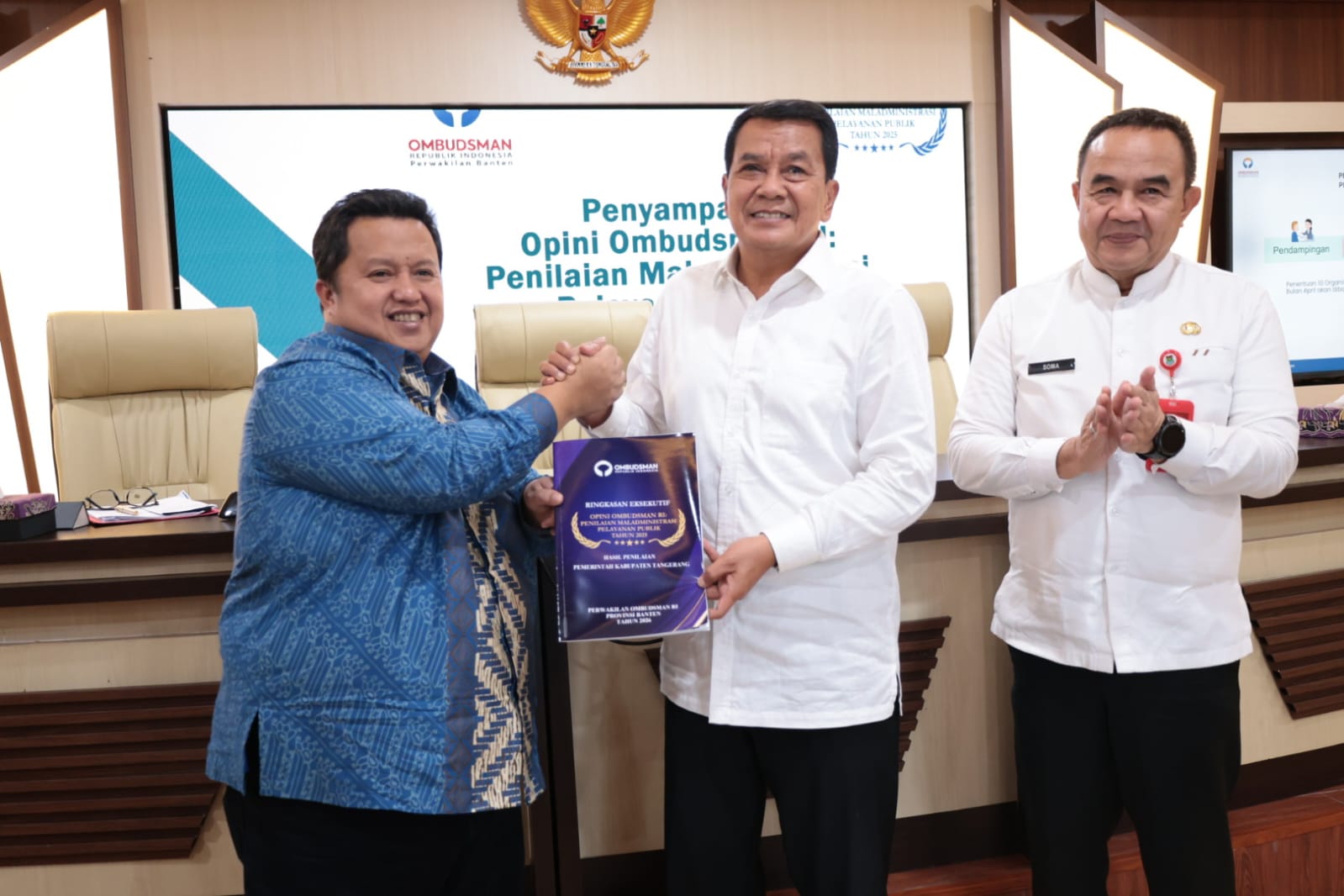 Bupati Tangerang Moch. Maesyal Rasyid secara simbolis menerima piagam dari Ombudsman Republik Indonesia (RI) usa Pemerintah Kabupaten (Pemkab) Tangerang meraih Opini Kualitas Tinggi Tanpa Maladministrasi dalam penilaian penyelenggaraan pelayanan publik tahun 2025.