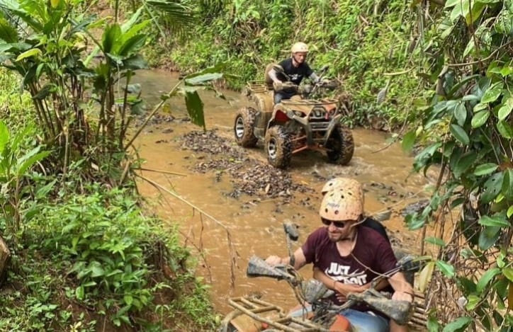 ATV OFFROAD. Wisatawan bule sedang menikmati adrenalin ATV offroad di Kampung Petualangan Buluh Legend dan Culture, di Kampung Babakan Sabeulah, Desa Cijaralang, Kecamatan Cimanggu, Kabupaten Pandeglang, beberapa waktu lalu.