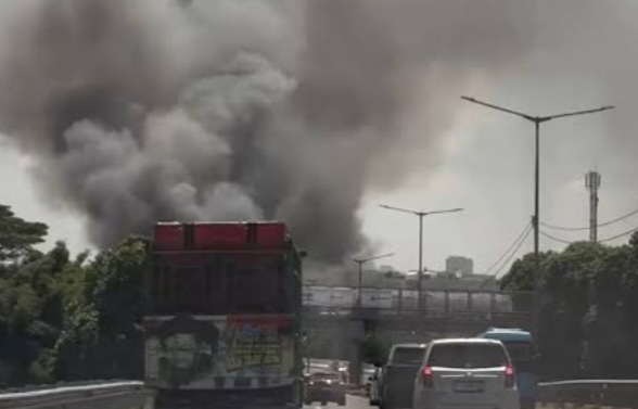 Asap api kebakaran terlihat di Jalan Tol Bintaro-Ponfok Indah. Foto : IG