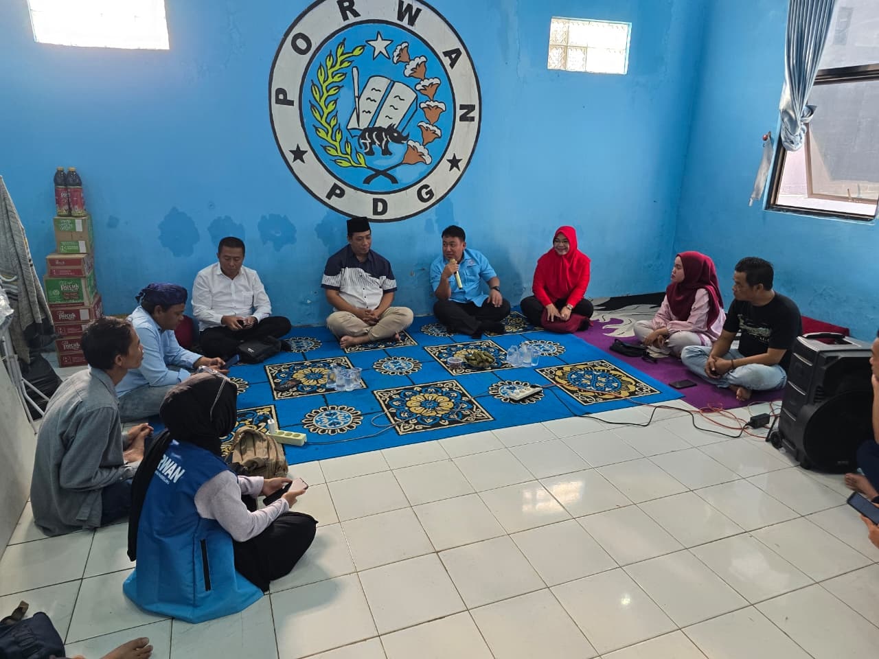 DISKUSI. Pihak DP2KBP3A Kabupaten Pandeglang bersama jajaran Porwan Pandeglang dan Polres Pandeglang, sedang berdiskusi tentang pencegahan kekerasan terhadap anak dan perempuan, di Sekretariat Porwan Pandeglang, Senin (9/3).