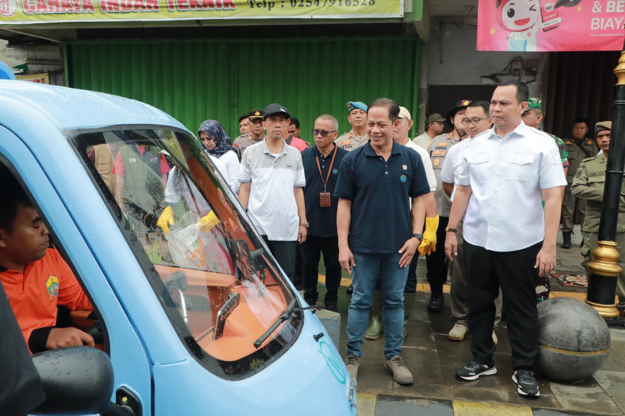 Menteri Lingkungan Hidup, Hanif Faisol Nurofiq (tengah) saat melakukan aksi bersih-bersih di Kawasan Royal Baroe, Kota Serang, Jumat (27/3/2026).(Istimewa)
