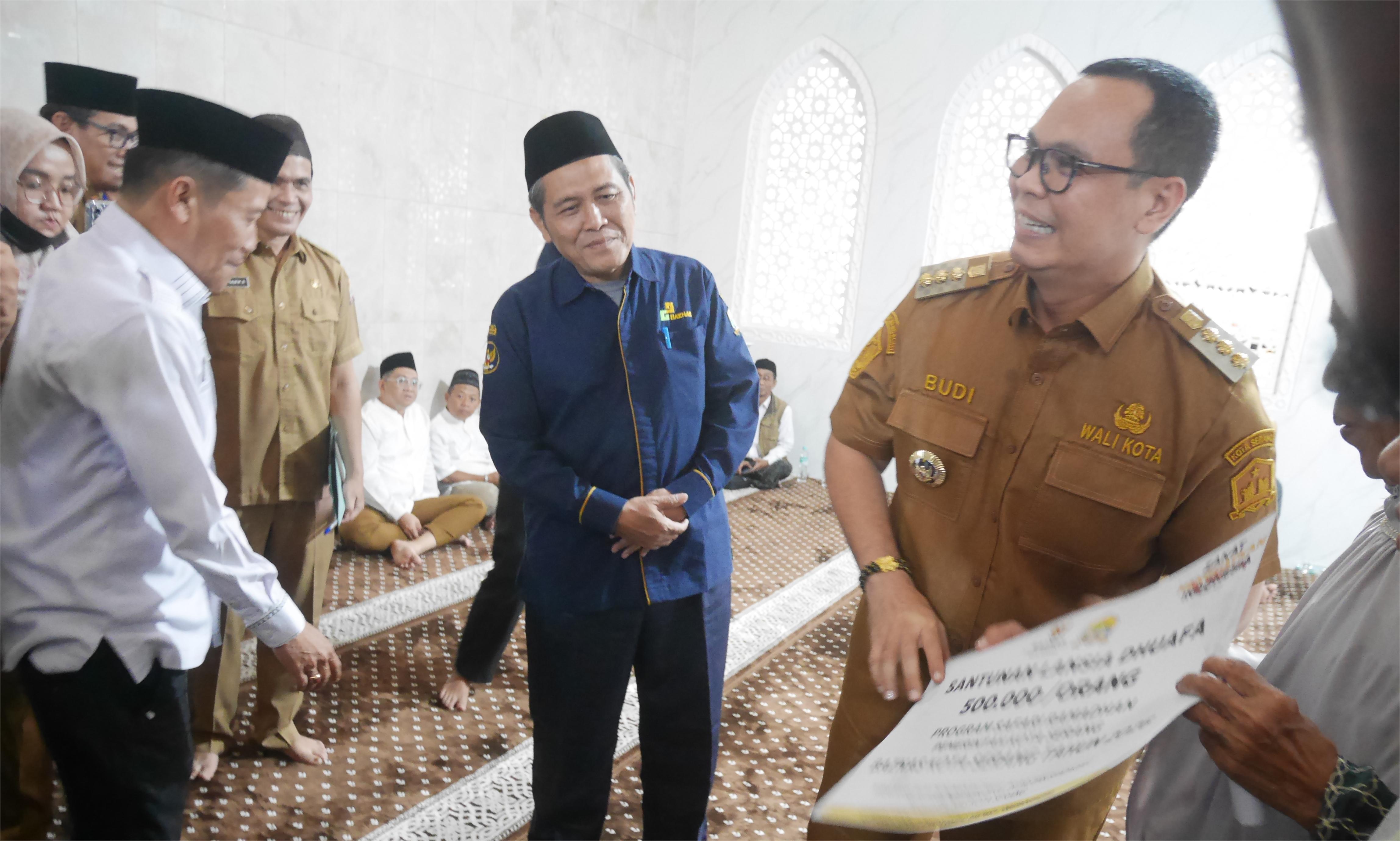Wali Kota Serang, Budi Rustandi, secara simbolis menyerahkan bantuan kepada warga di Masjid Jami Baitu Taqwa di Kampung Sukabela, Kelurahan Kasemen, Kecamatan Kasemen, Senin (2/3/2026) sore.(Ari Supriadi-tangselpos.id)