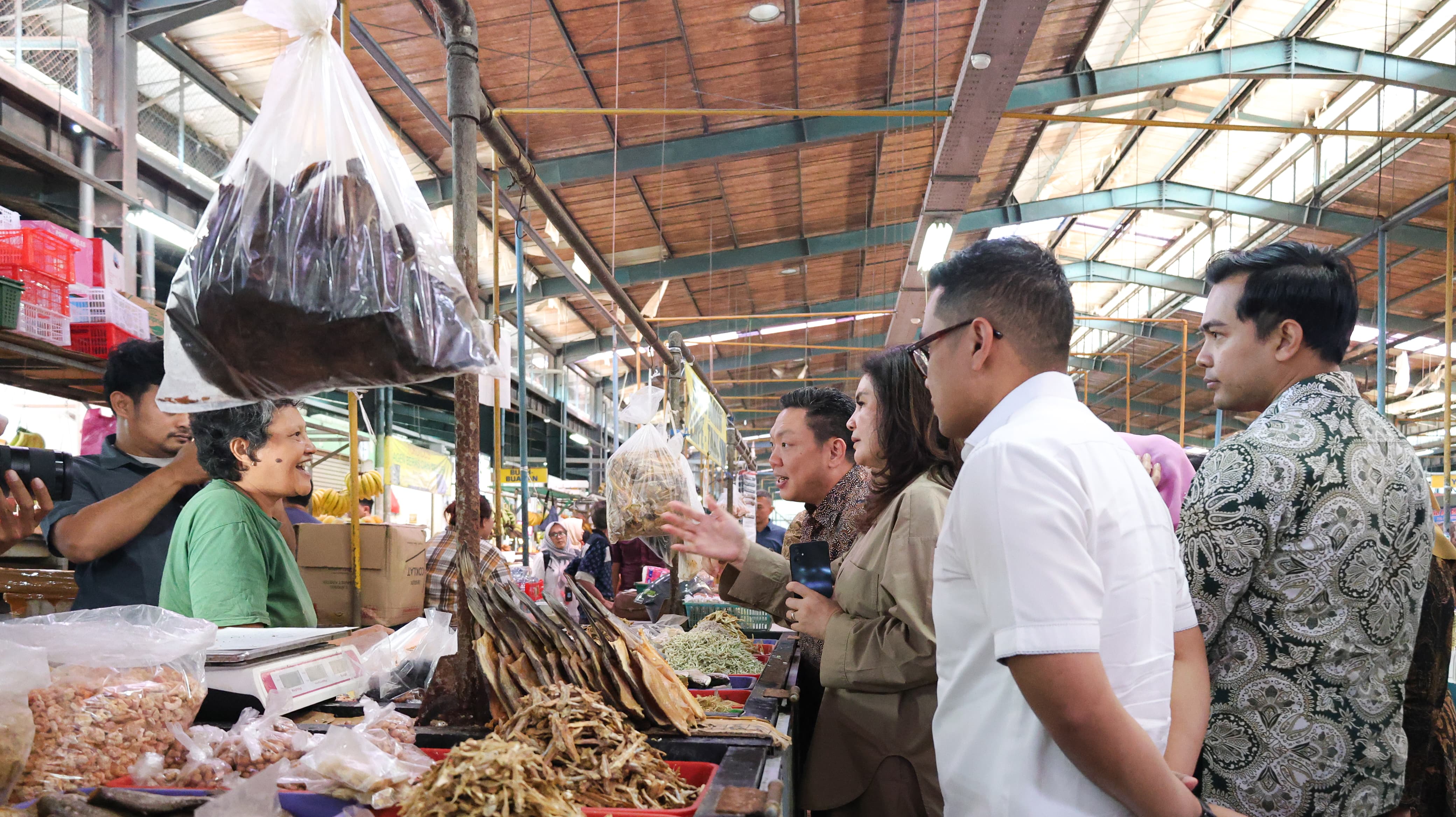Rombongan Komisi IX DPR RI dan Wakil Wali Kota Tangsel saat melaksanakan sidak ke pasar, Rabu (11/3).