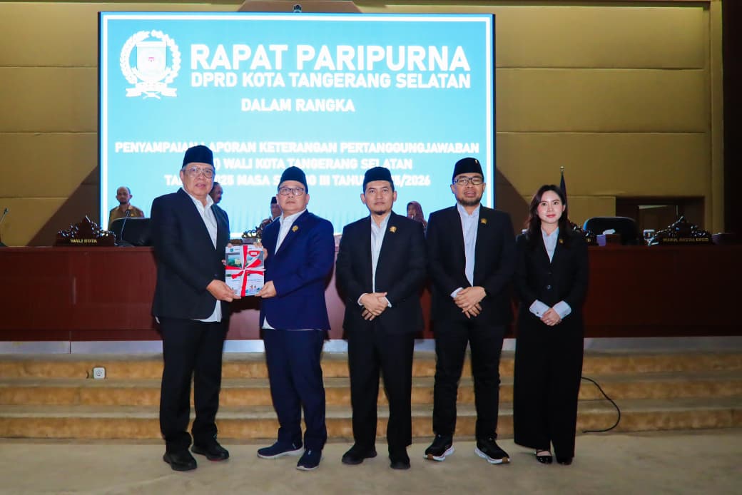 Wali Kota Tangsel Benyain Davnie saat serahkan LKPj 2025 kepada DPRD Tangsel dalam paripurna