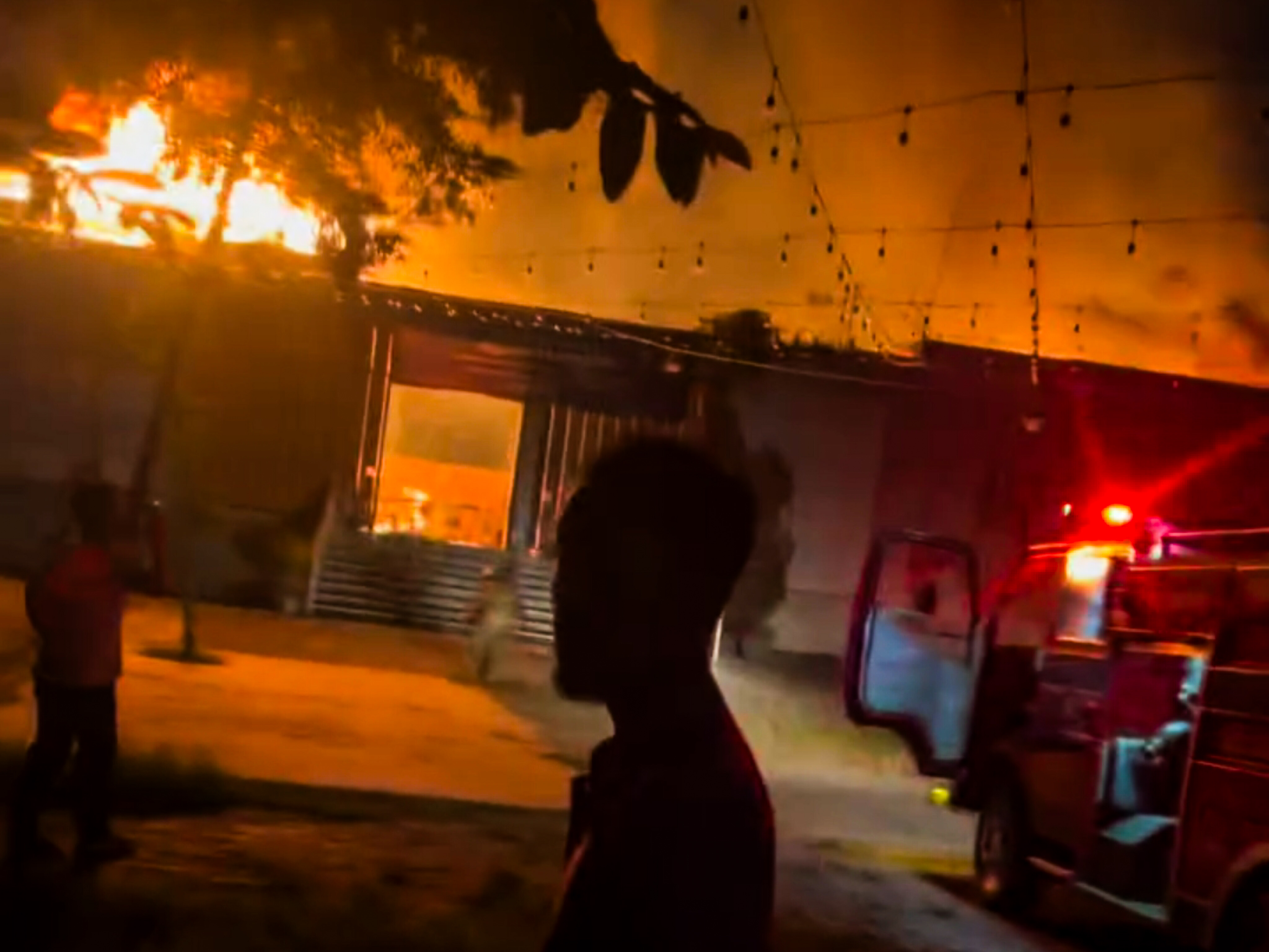 Kebakaran melanda sebuah restoran di Jalan Puspiptek, Kecamatan Setu, Kota Tangerang Selatan (Tangsel), Selasa (17/3) malam. (Ist)