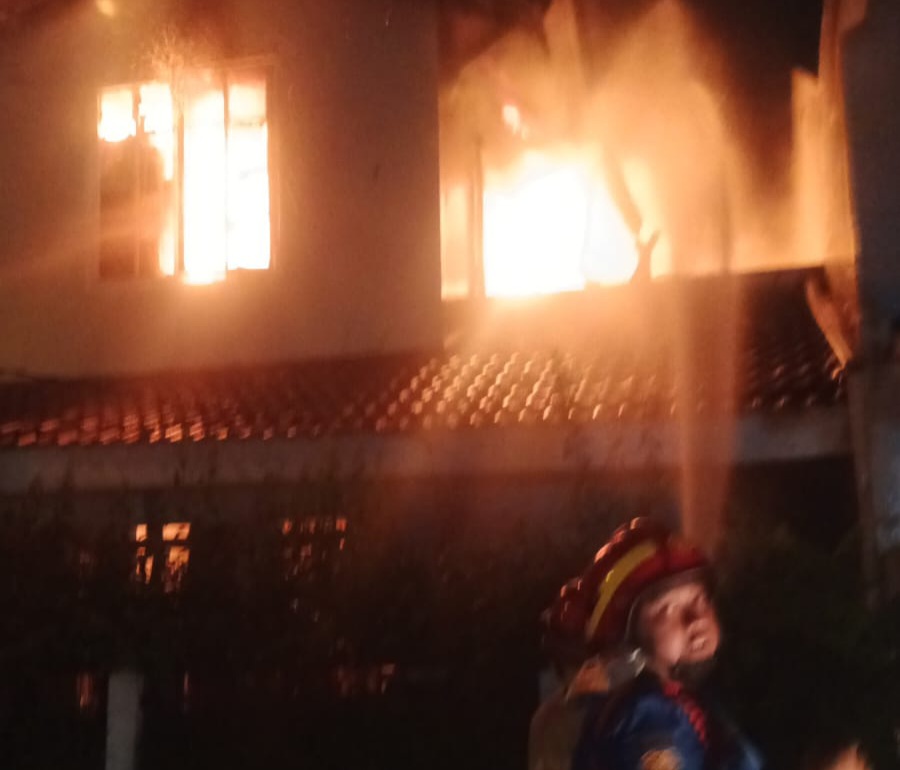 Kebakaran melanda rumah di Jalan Mertilang Blok KD 2 Nomor 18, Komplek Mertilang Sektor 9, RT 07/012, Kelurahan Pondok Pucung. Foto : Ist