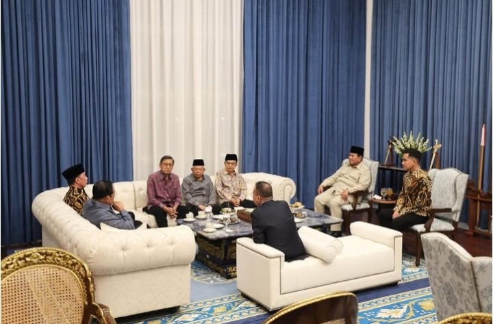 Presiden Prabowo bersama para mantan Presiden dan Wakil Presiden di Istana Negara sebelum acara Silaturahmi dimulai. Foto : Ist