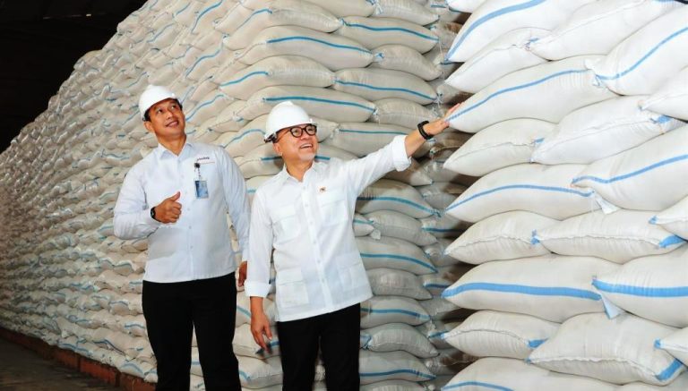 Menko Pangan Zulkifli Hasan (kanan) dan Dirut Bulog Letjen TNI (Purn) Ahmad Rizal Ramdhani (kiri) saat meninjau gudang Bulog. Foto ; Ist