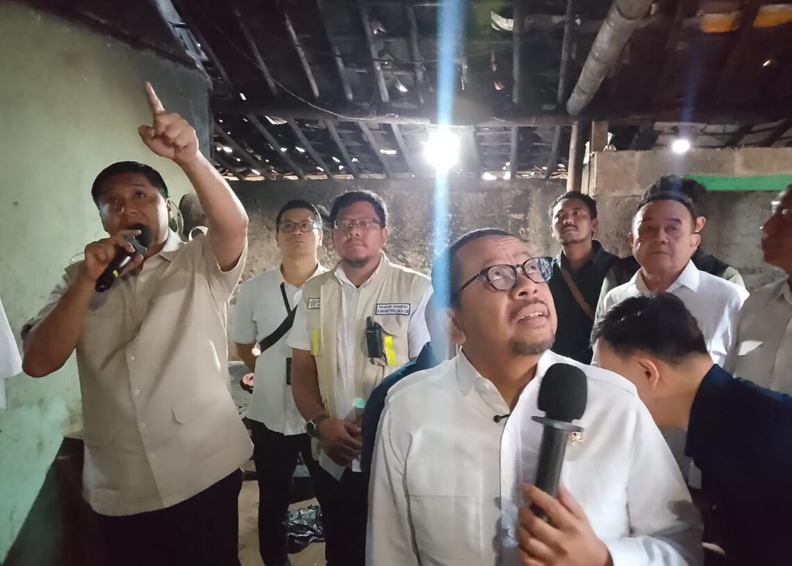 Menteri Perumahan dan Kawasan Permukiman (PKP) RI, Maruarar Sirait, bersama Sekretaris Daerah Kabupaten Tangerang, Soma Atmaja, saat meninjau rumah warga di Desa Pete, Kecamatan Tigaraksa yang menerima bantuan BSPS, Senin (30/3).