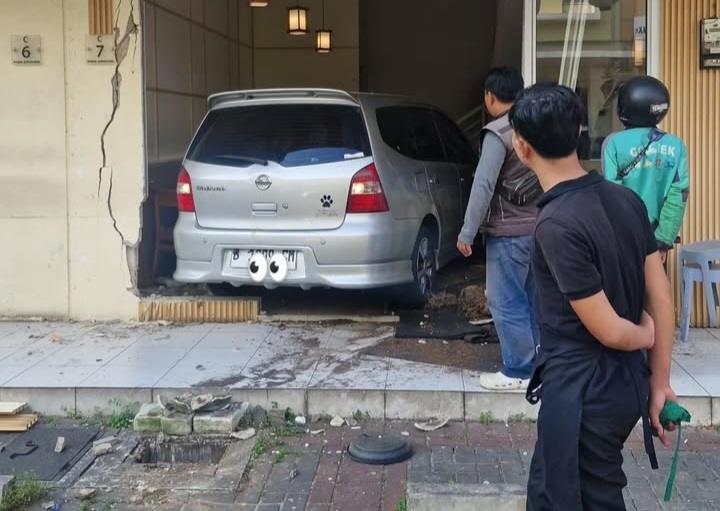 Diduga hilang kendali mobil nyelonong mabrak ruko di restoran Jepang di kawasan ruko Gading Serpong, Tangerang. Foto : IG