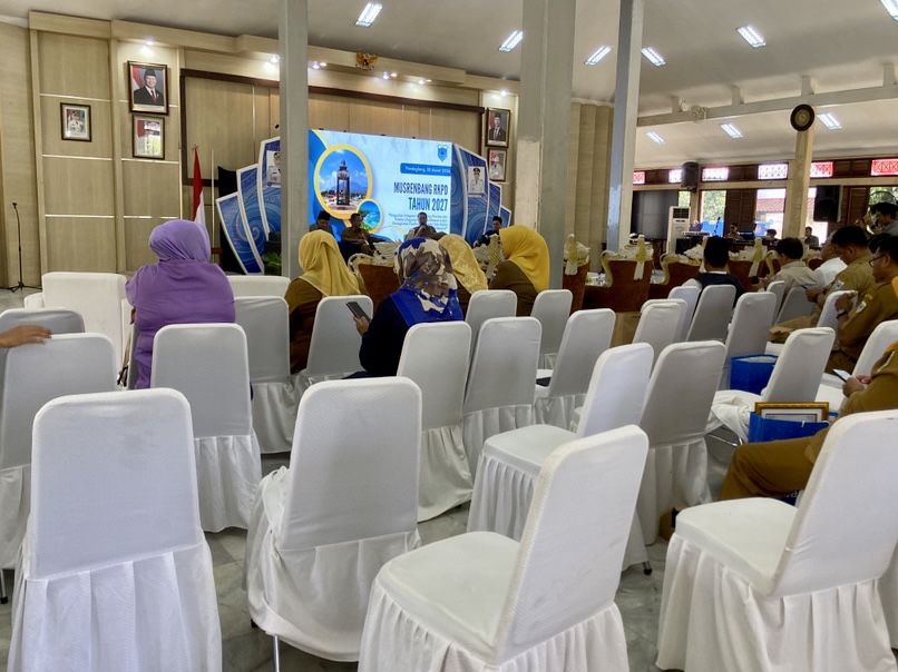 Tak sedikit kursi banyak yang kosong saat acara Musrenbang RKPD Pandeglang 2027 di Aula Pendopo Negara Bupati, Senin (30/3). Hal itu diakibatkan para Kadis di lingkungan Pemkab Pandeglang pada minggat dari acara.