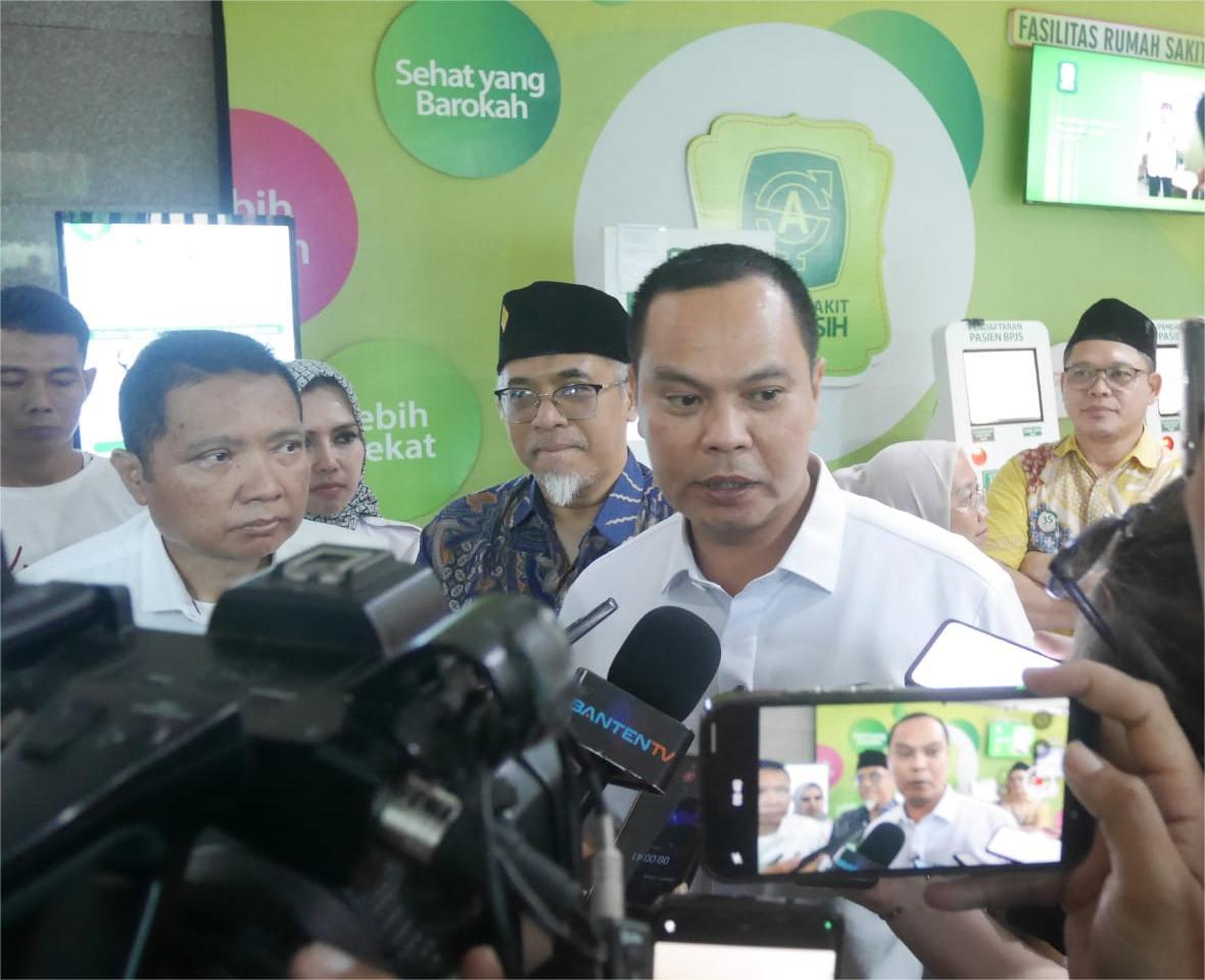 Wali Kota Serang, Budi Rustandi, saat menyampaikan keterangan pers usai monitoring penyaluran THR, di RS Sari Asih, Rabu (11/3/2026).(Ari Supriadi/tangselpos.id)