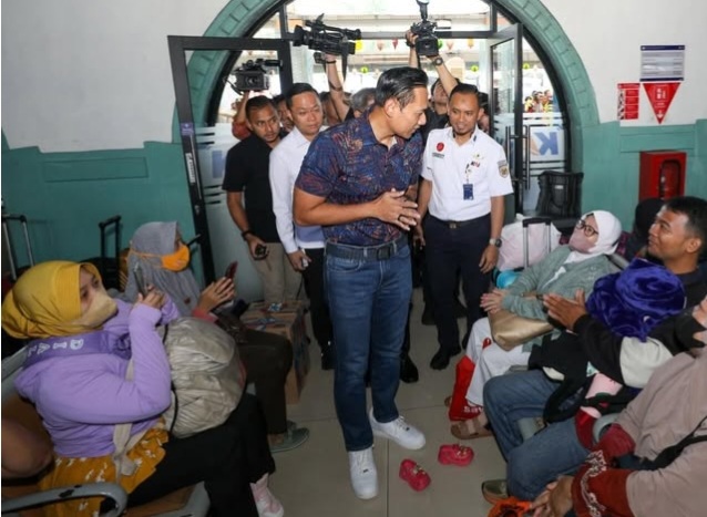 Menteri Koordinator Bidang Infrastruktur dan Pembangunan Kewilayahan Agus Harimurti Yudhoyono saat sidak le Stasiun Pasar Senin. Foto : Ist