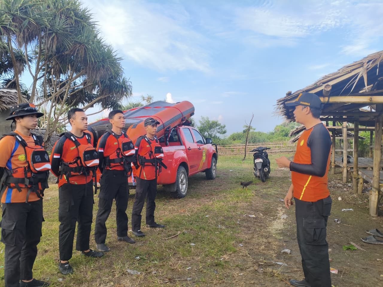 BRIEFING. Tim SAR gabungan sedang melakukan briefing di hari kedua untuk melakukan pencarian terhadap korban yang tenggelam di perairan laut Wanasalam, Kabupaten Lebak, Selasa (10/3)