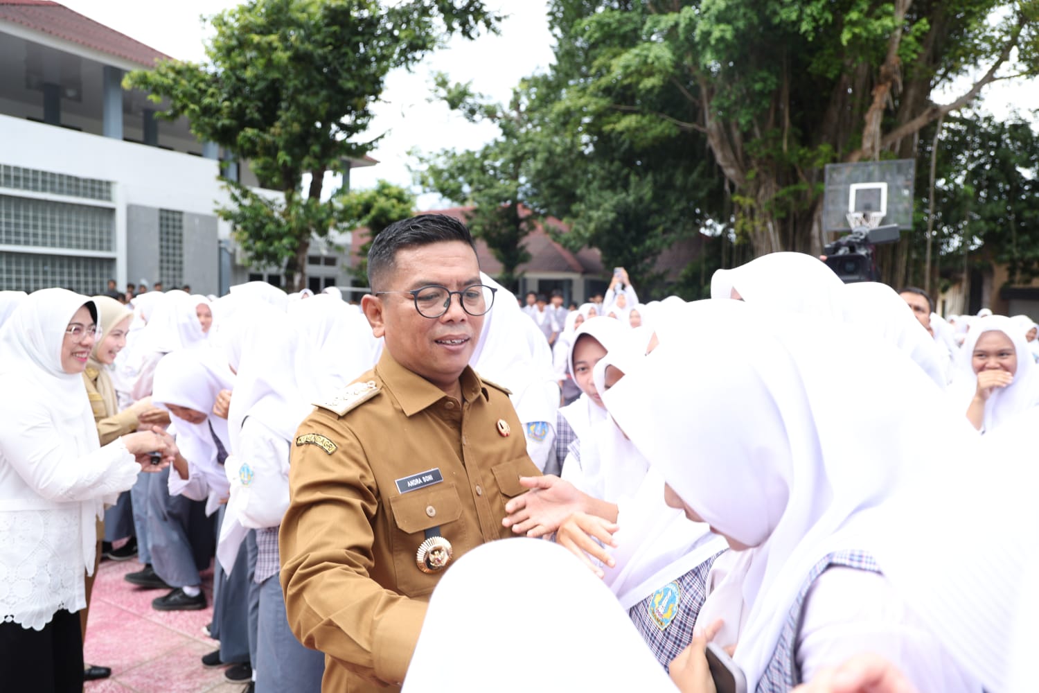 Gubernur Andra Soni usai berdialog dengan Gubernur di SMKN 1 Anyer, Senin (2/3/2026). Foto : Humas Pemprov