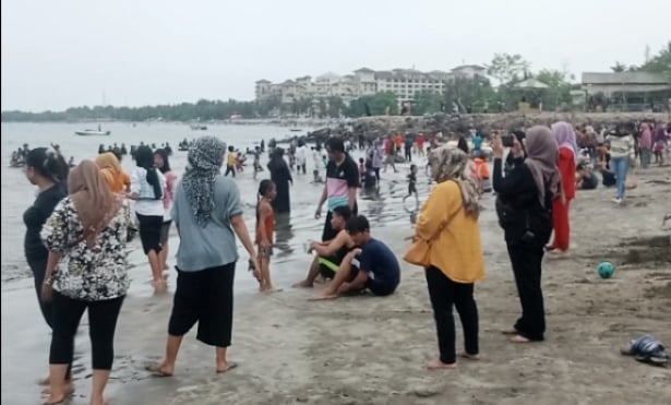 Pengunjung Pantai Anyer. Foto : Ist