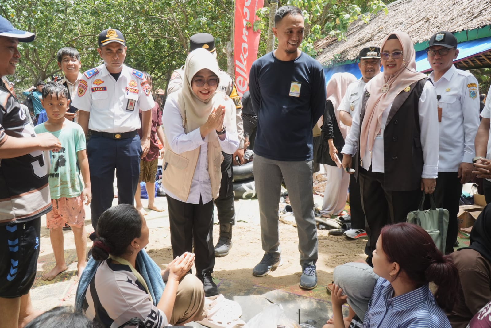 Bupati Dewi Setiani menyapa warga yang tengah berwisata di Pantai Pasir Putih, Carita, Rabu (25/3/2026). Memastikan libur lebaran aman dan nyaman, Bupati Dewi bersama Forkopimda melakukan monitoring.(Istimewa)