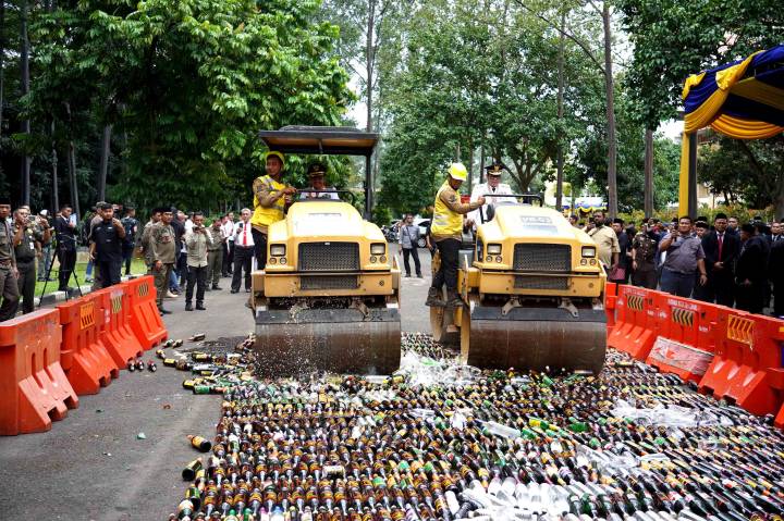 ali Kota Tangerang Sachrudin bersama Wakil Wali Kota Tangerang Maryono, menggunakan alat berat untuk menghancurkan Minuman Keras (Miras) dalam rangka Hut Kota Tangerang Ke-33 Tahun, Sabtu (28/2).