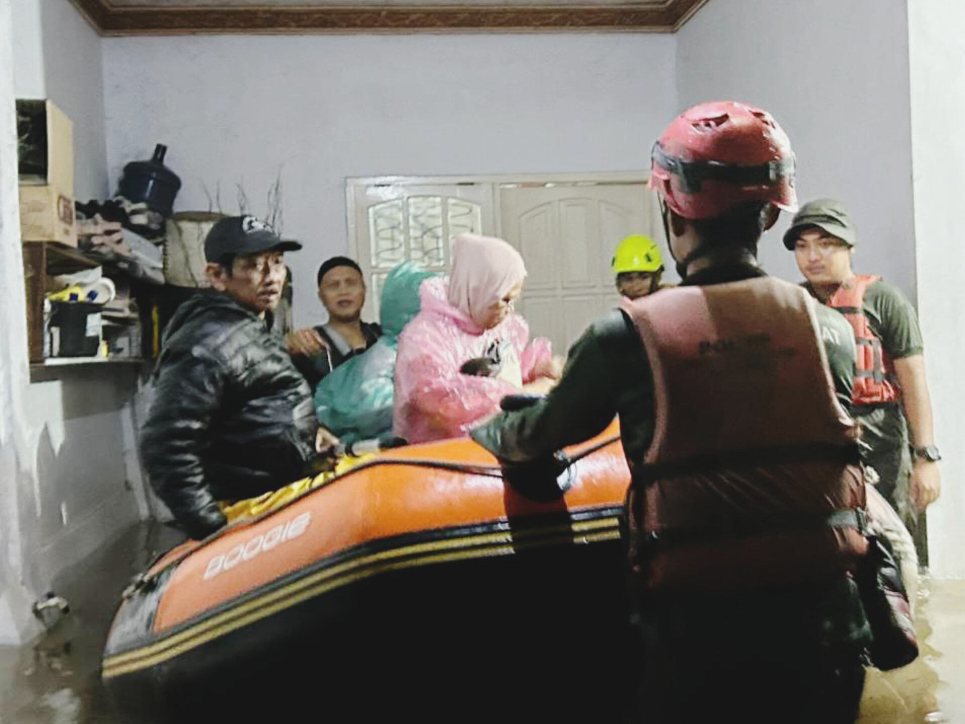Petugas gabungan mengevakuasi warga terdampak banjir menggunakan perahu karet di permukiman Tangerang Selatan, Minggu (8/3/2026). (Dok. Humas Pemkota Tamgsel)