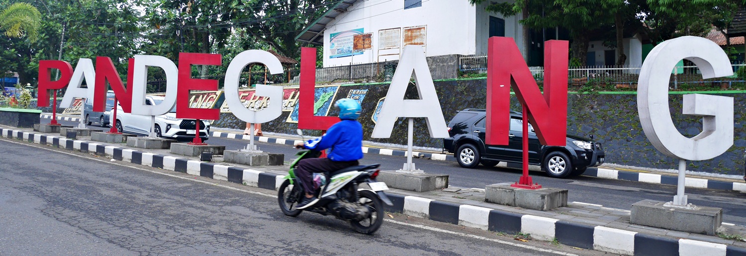 Pengendara sepeda motor melintas di Jalan Raya Ahmad Yani, Pandeglang. BPS  mencatat pada periode 2024-2025 terjadi peningkatan rata-rata pengeluaran per kapita penduduk Kabupaten Pandeglang.(Ari Supriadi/tangselpos.id)