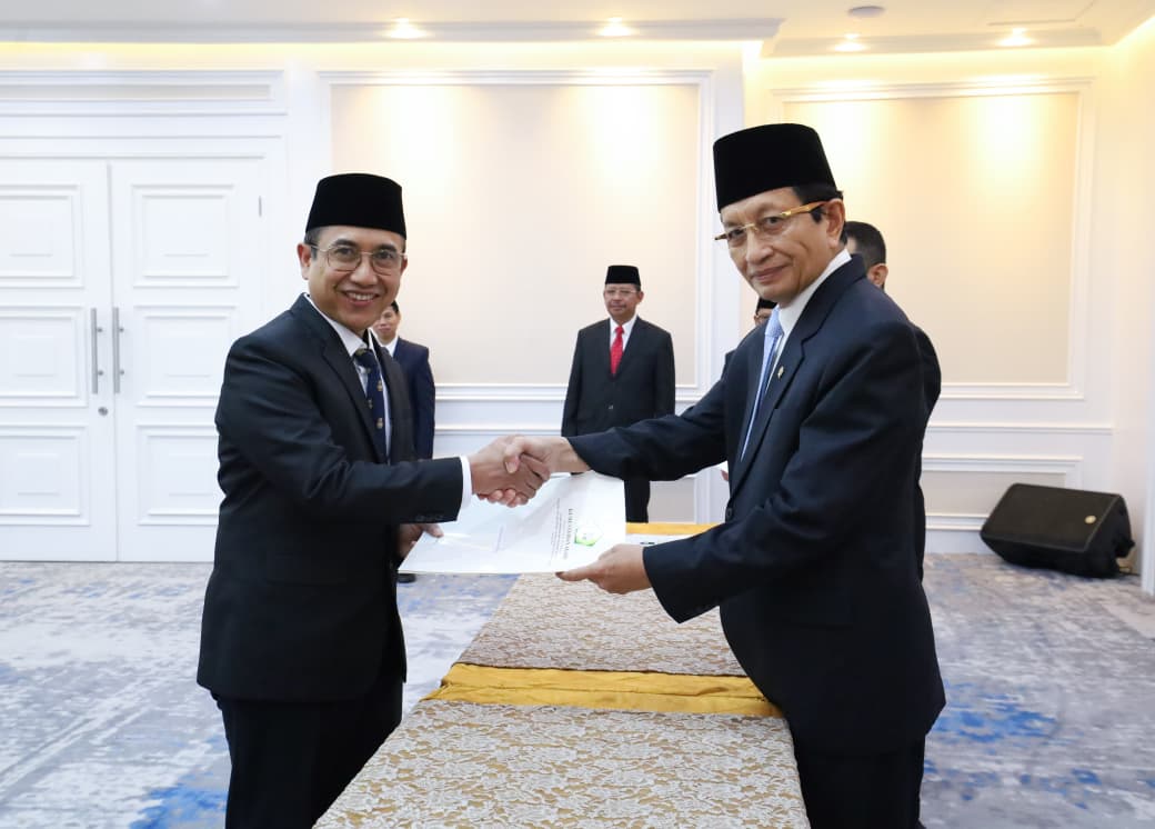 Menteri Agama RI, Nasaruddin Umar menyerahkan SK Presiden kepada pengurus BAZNAS RI periode 2026-2031, di kantor Kemenag RI, Jakarta, Selasa (10/03/2026).(ist)